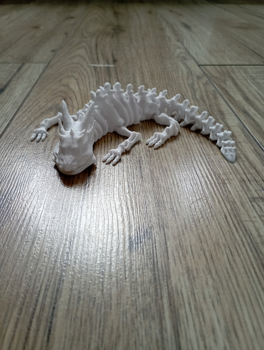 Szkieletowy smok w kolorze białym