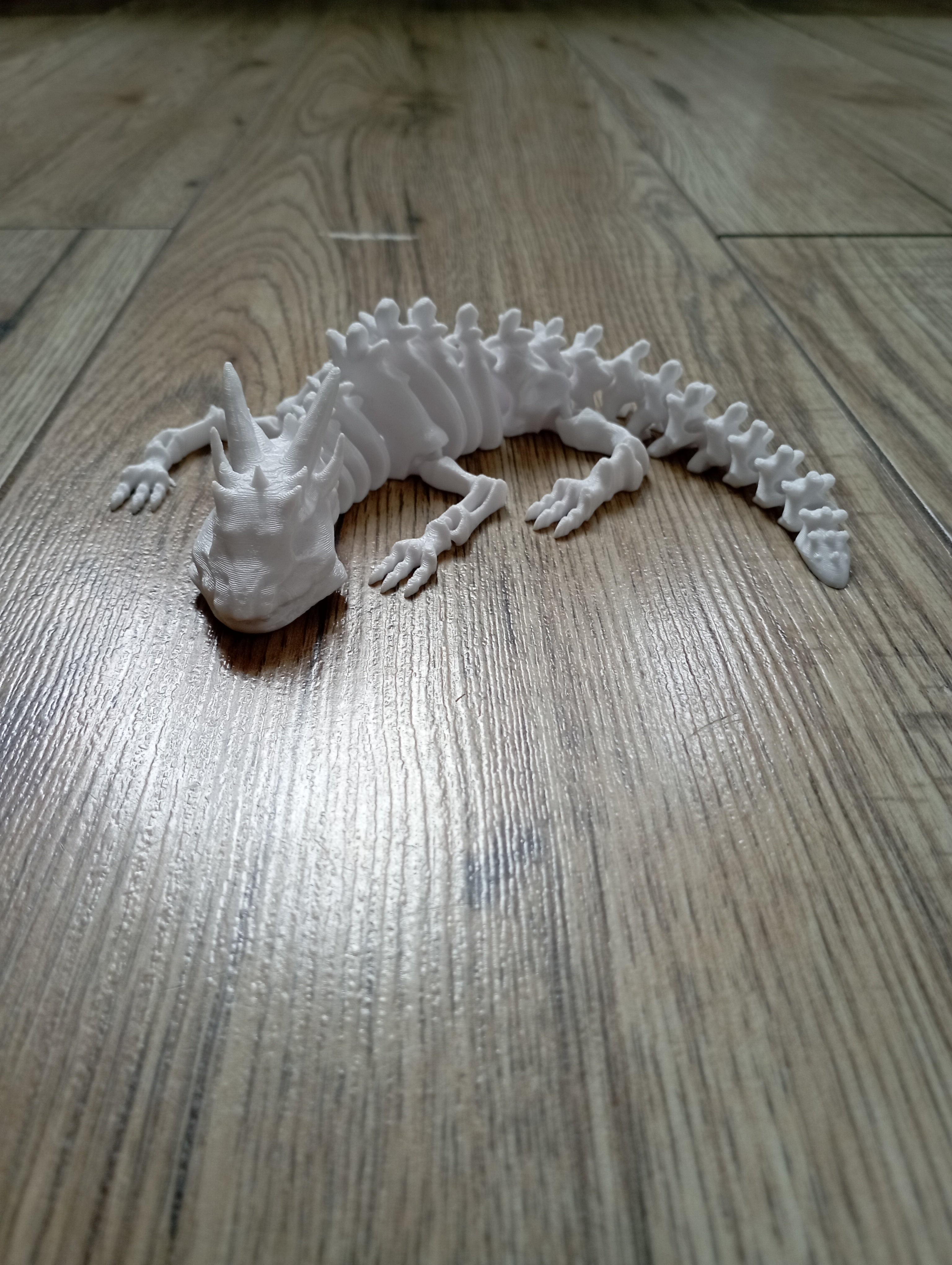 Szkieletowy smok w kolorze białym