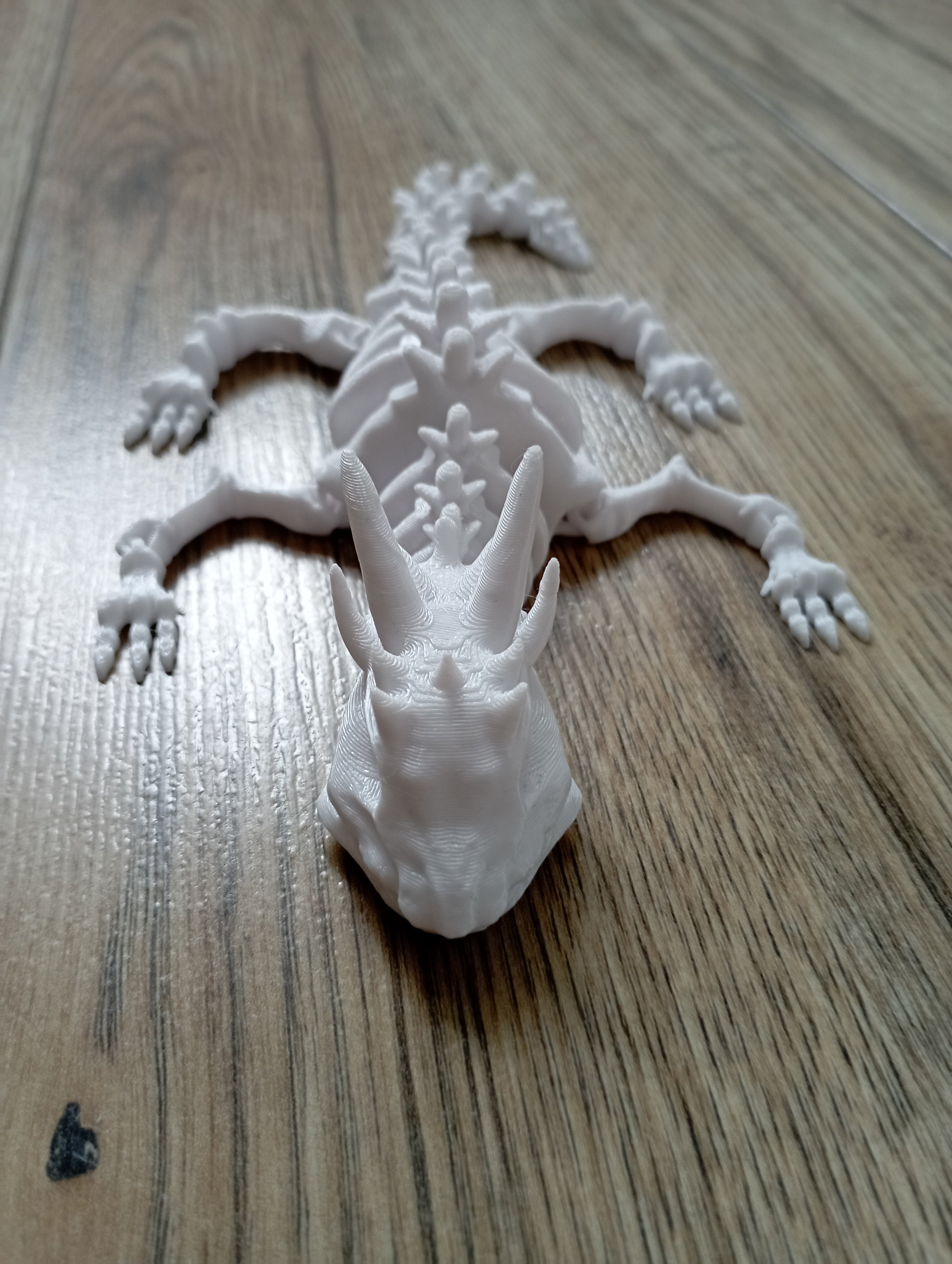 Szkieletowy smok w kolorze białym