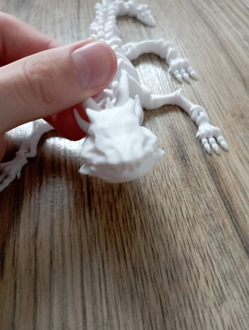 Szkieletowy smok w kolorze białym