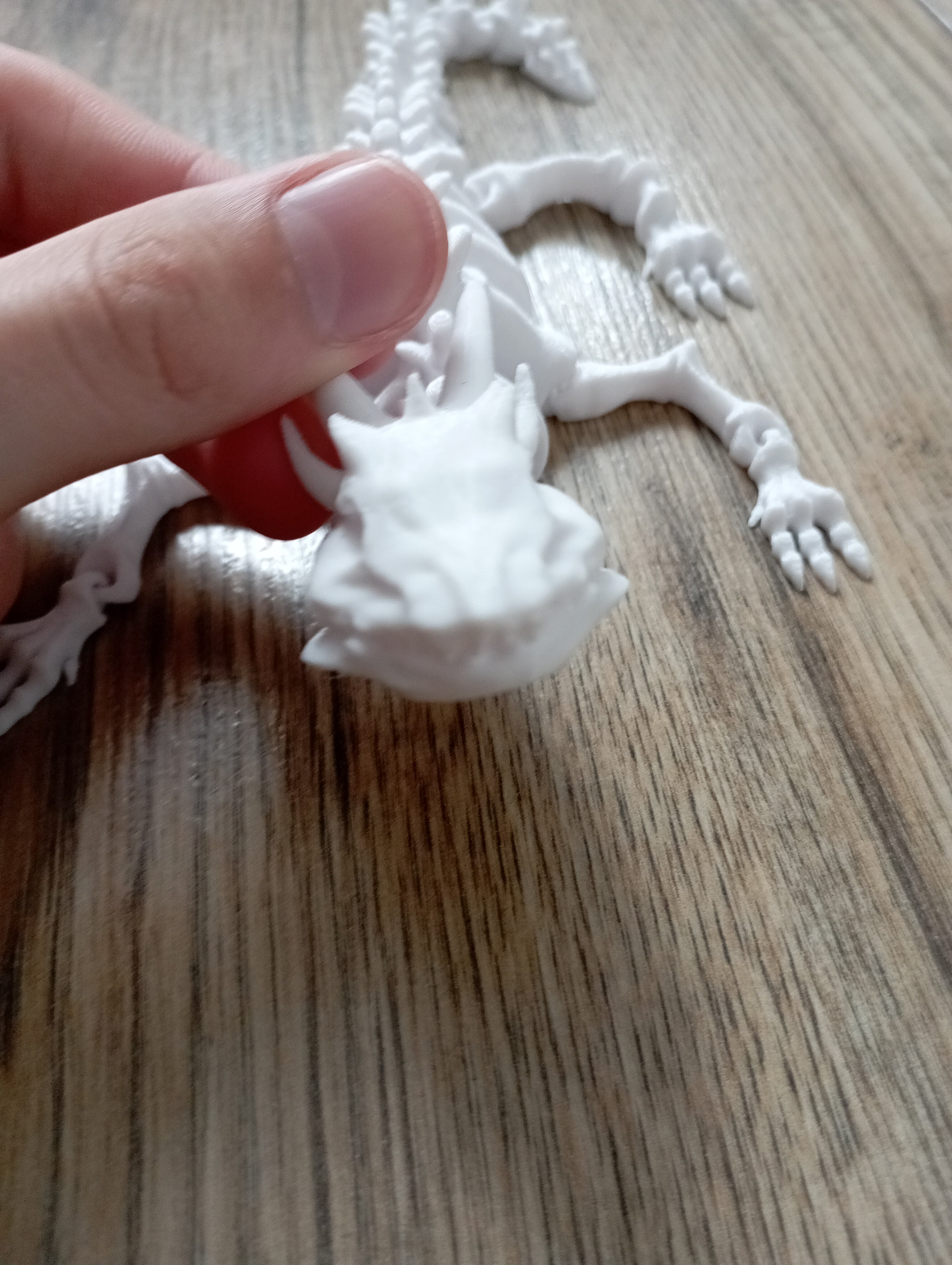 Szkieletowy smok w kolorze białym