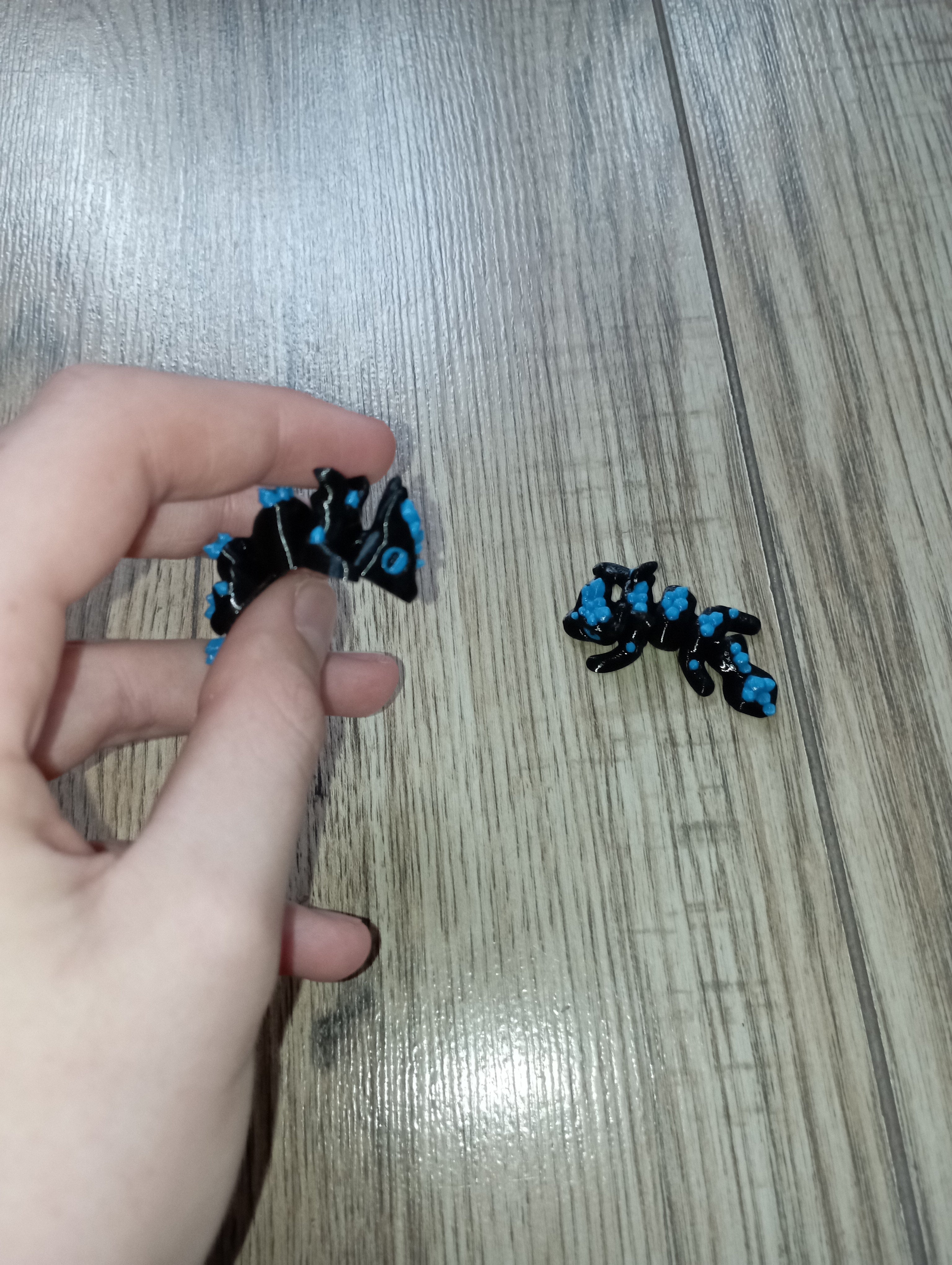 mini kryształowy smok w kolorze czarno-niebieskim