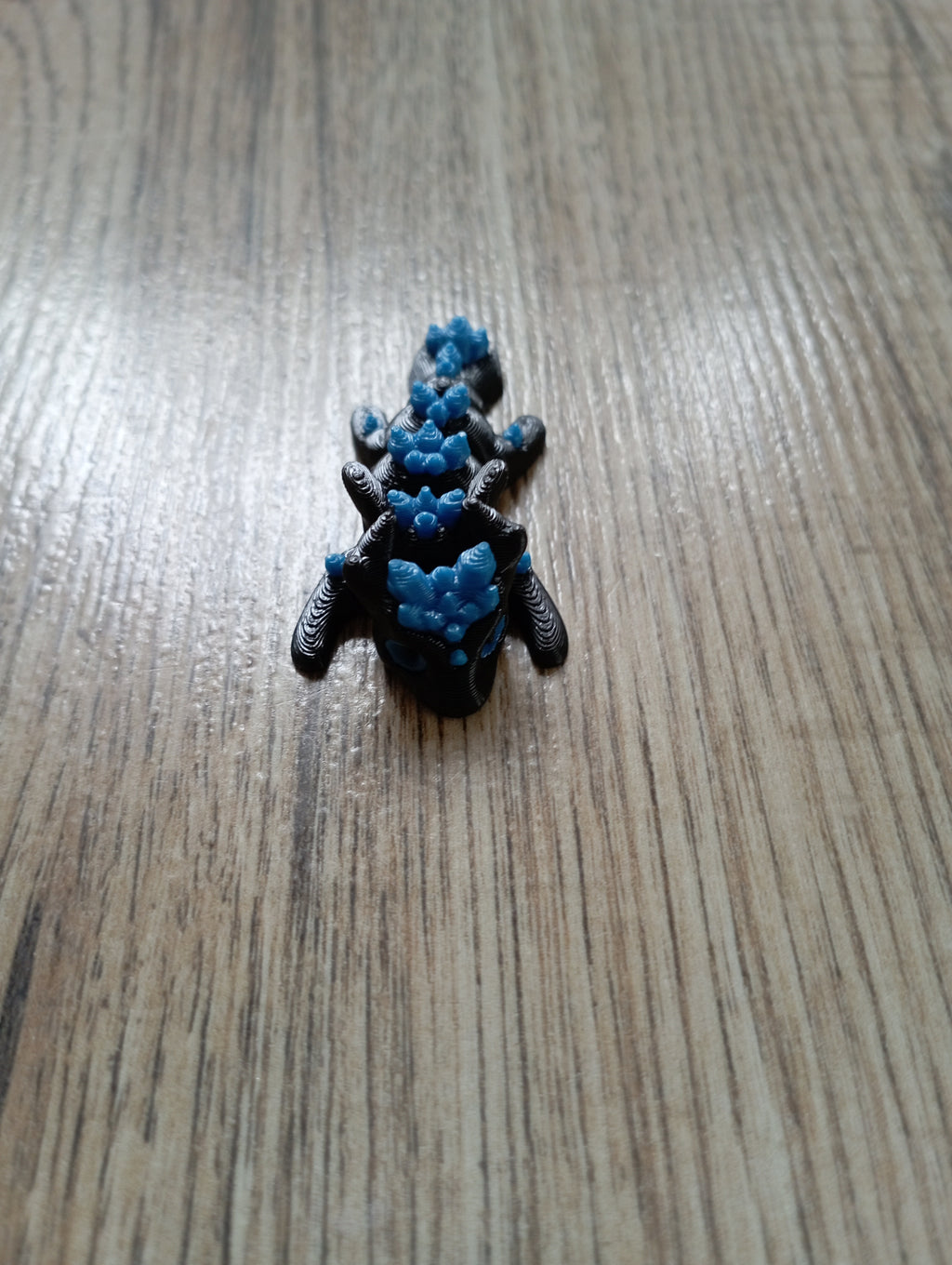 mini kryształowy smok w kolorze czarno-niebieskim