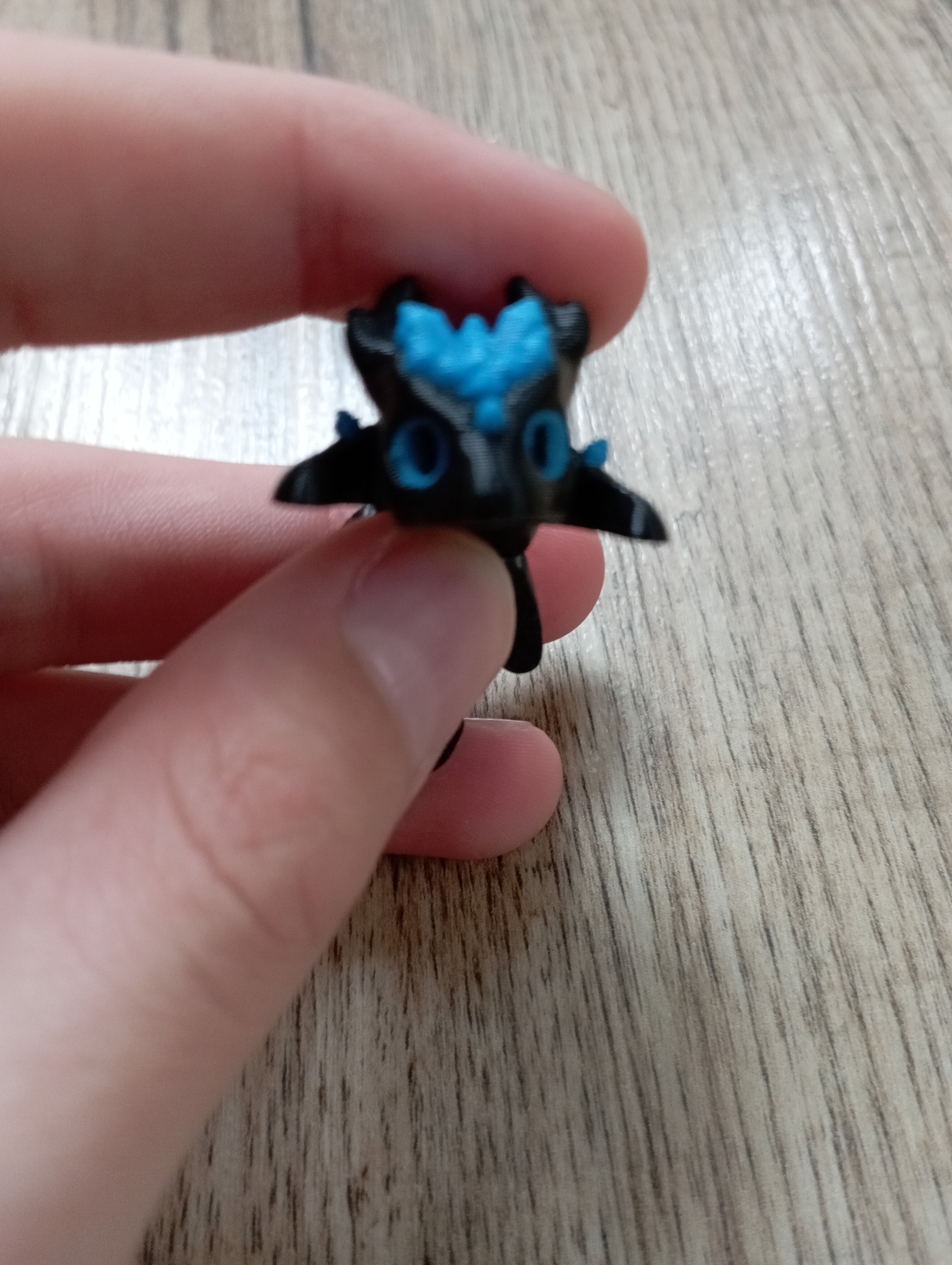 mini kryształowy smok w kolorze czarno-niebieskim