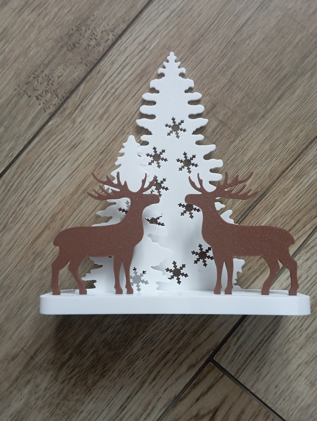 Świąteczna dekoracja z reniferami i choinkami