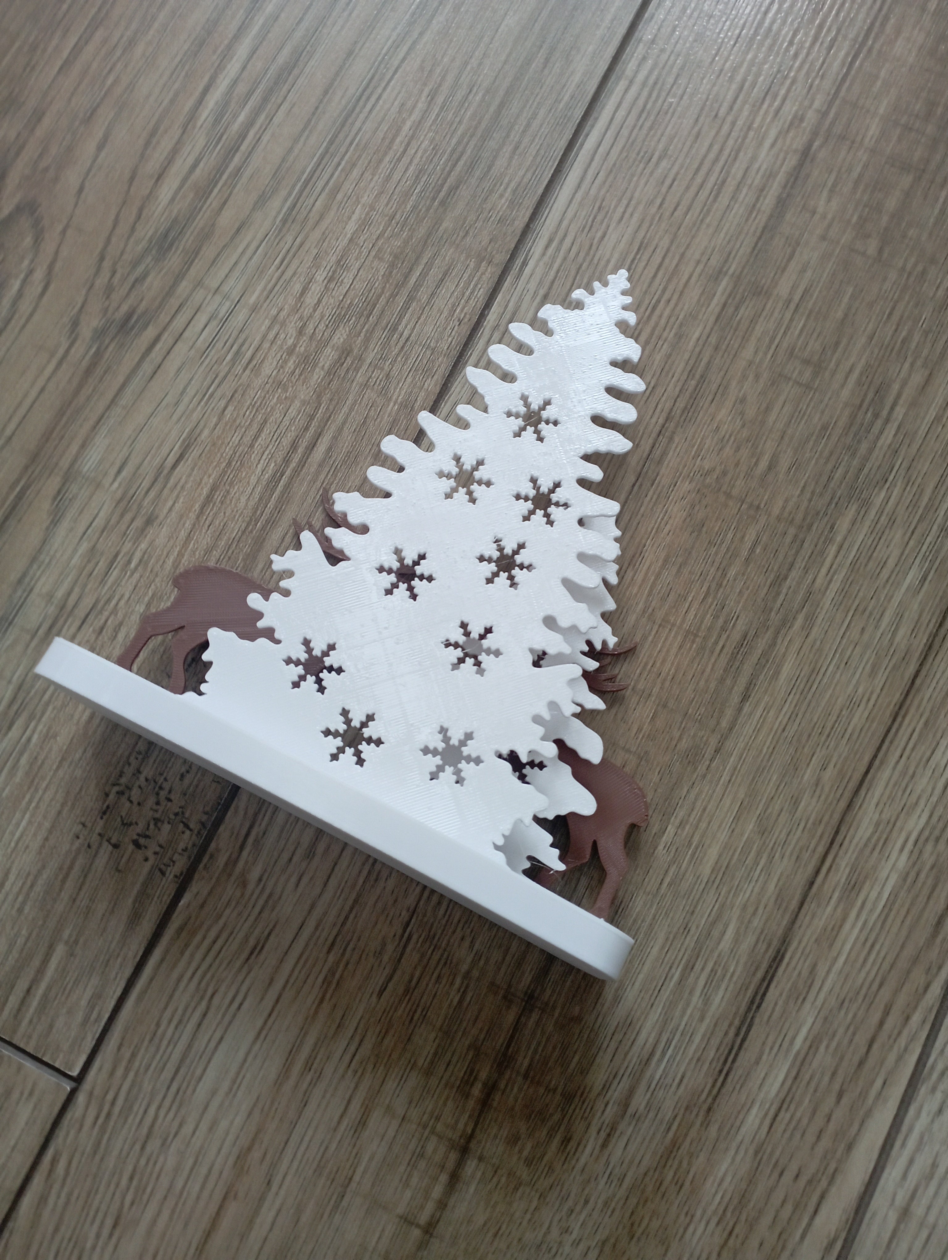 Świąteczna dekoracja z reniferami i choinkami