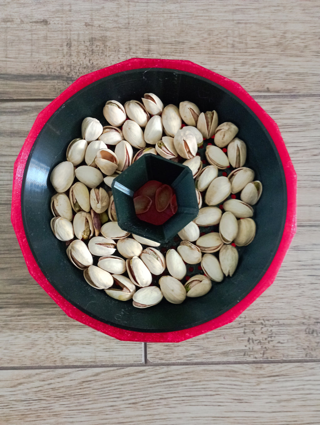 Inteligentna miska do pistacji w dwóch kolorach