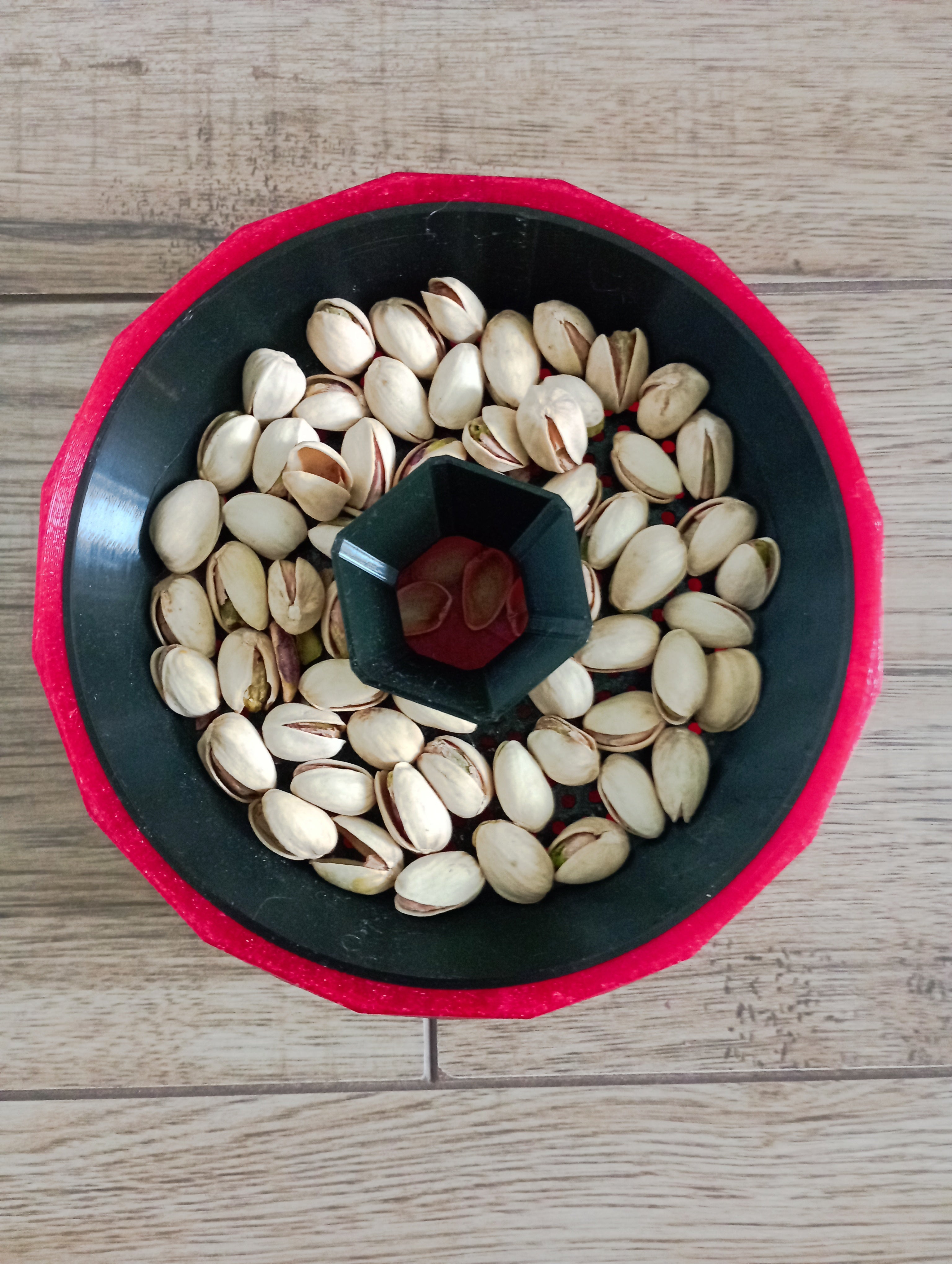 Inteligentna miska do pistacji w dwóch kolorach