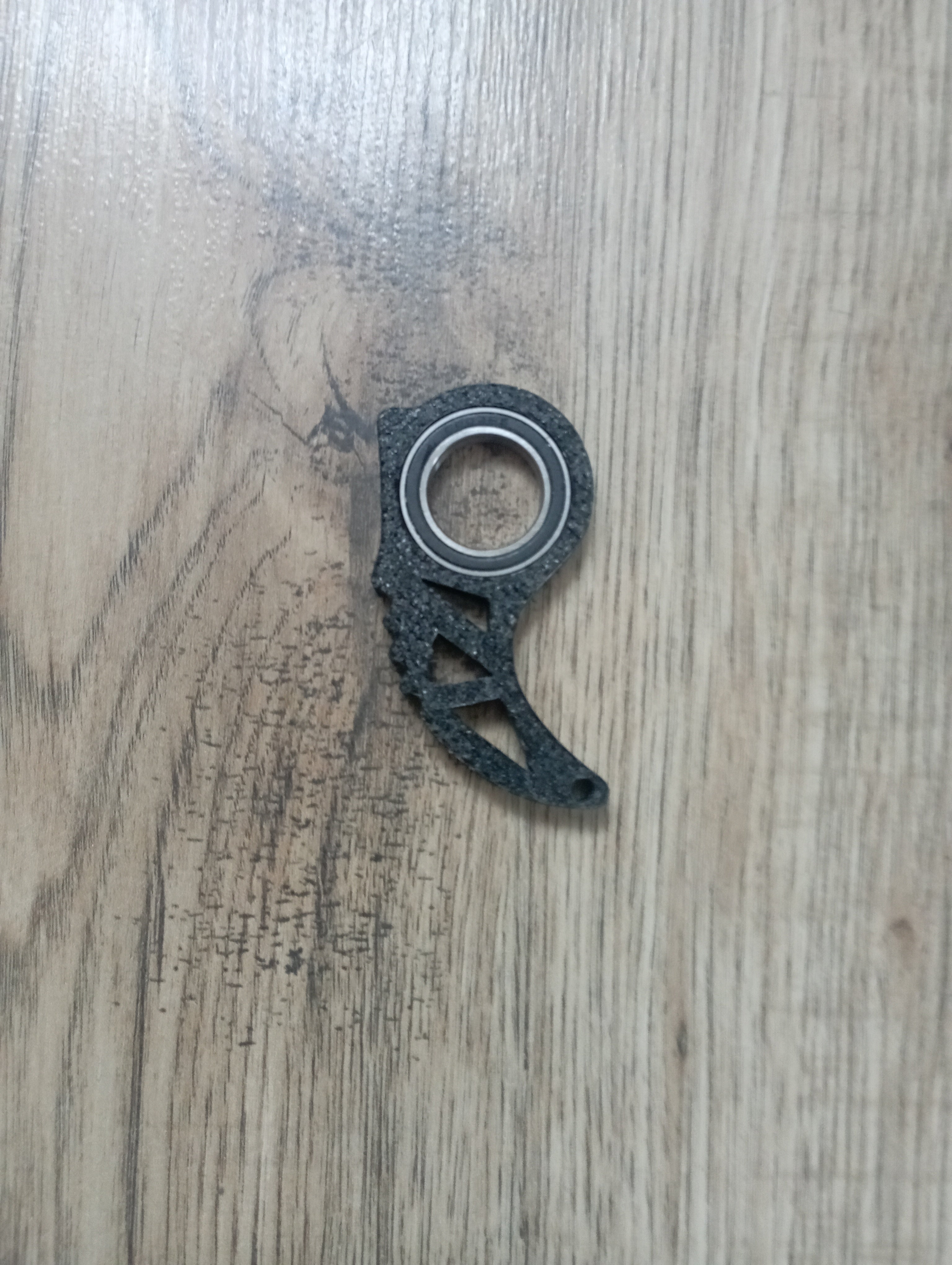 Antystresowy brelok keyrambit w kolorze czarnym.