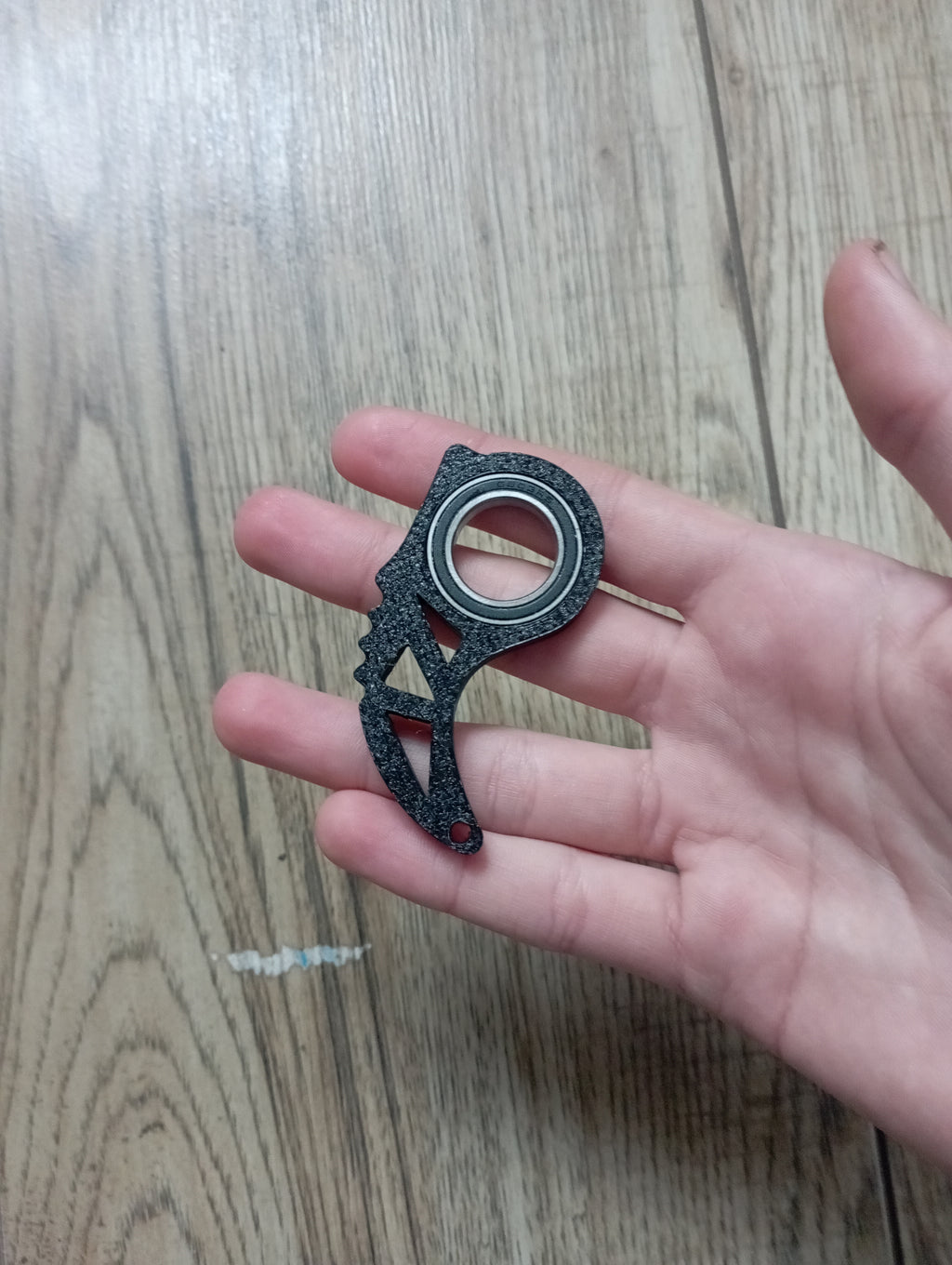 Antystresowy brelok keyrambit w kolorze czarnym.