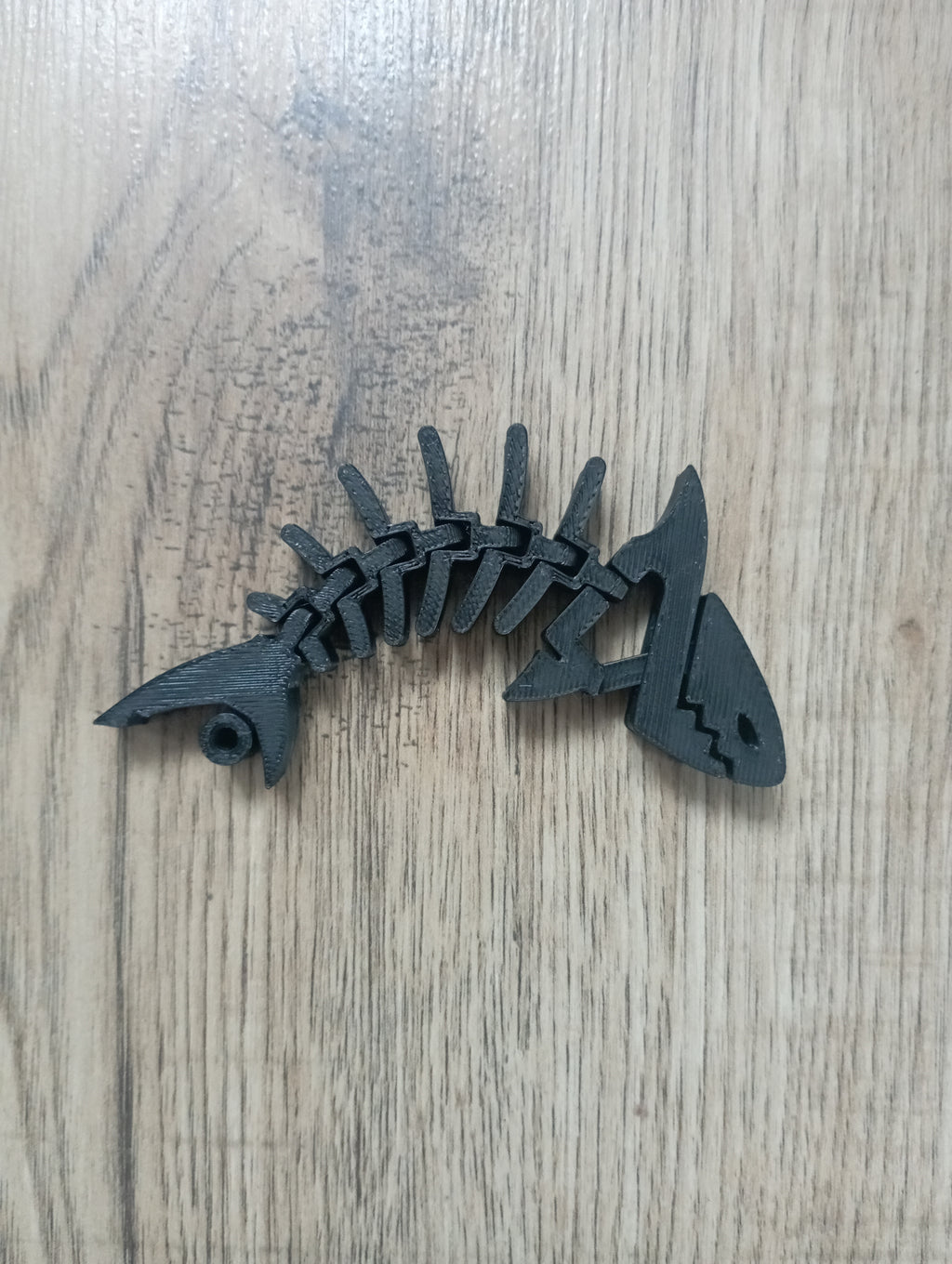 Brelok do kluczy rekin w kolorze czarnym.