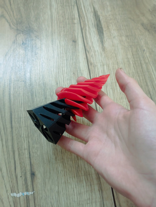 Antystresowa zabawka w czarno-czerwonym kolorze.