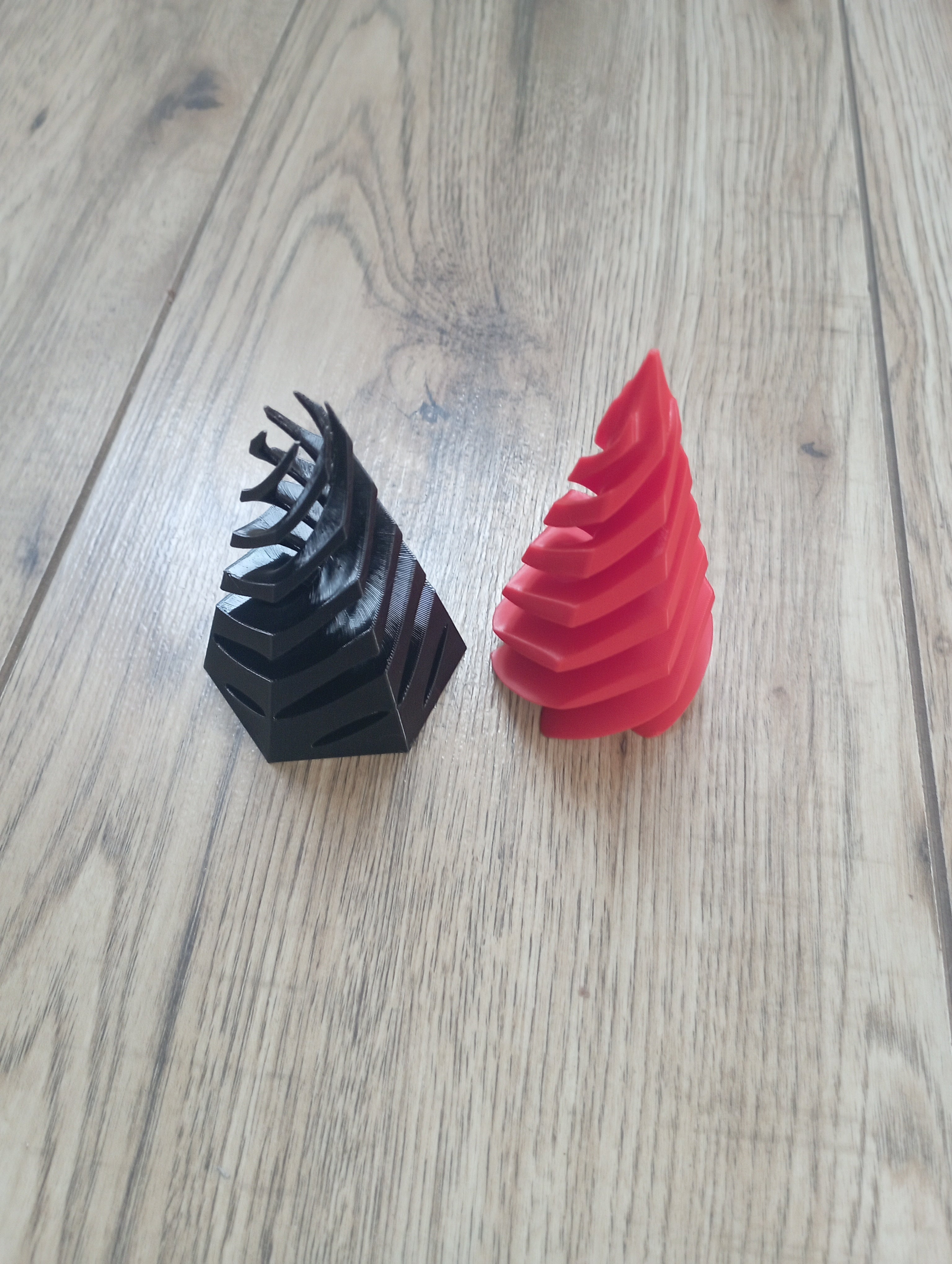 Antystresowa zabawka w czarno-czerwonym kolorze.