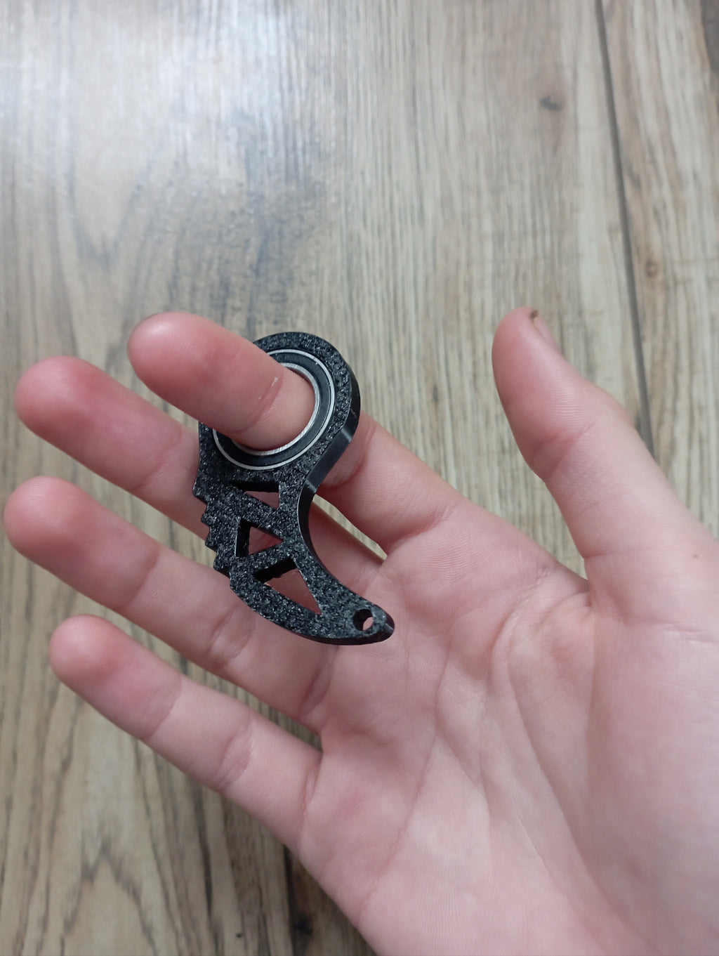 Antystresowy brelok keyrambit w kolorze czarnym.