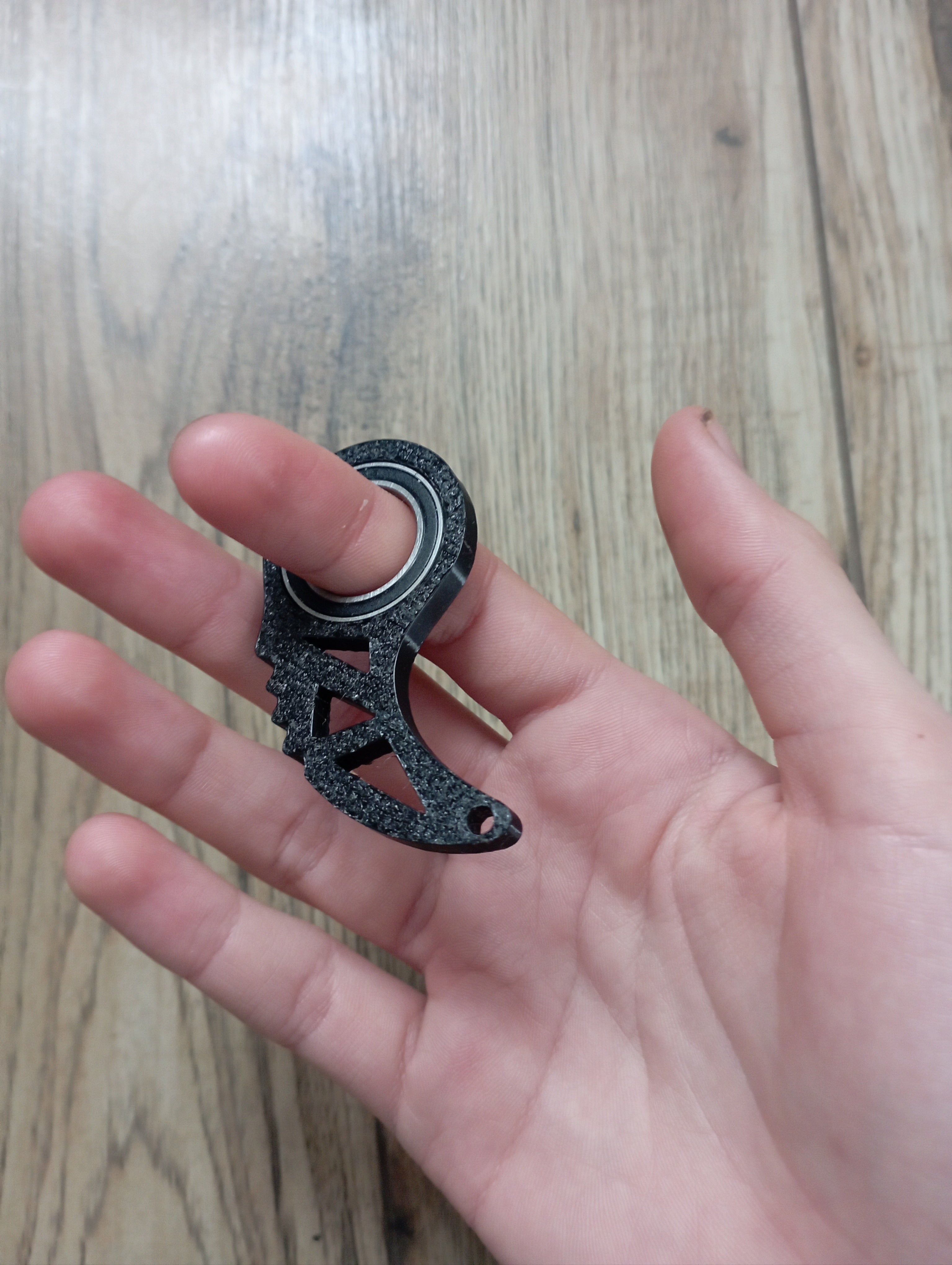 Antystresowy brelok keyrambit w kolorze czarnym.