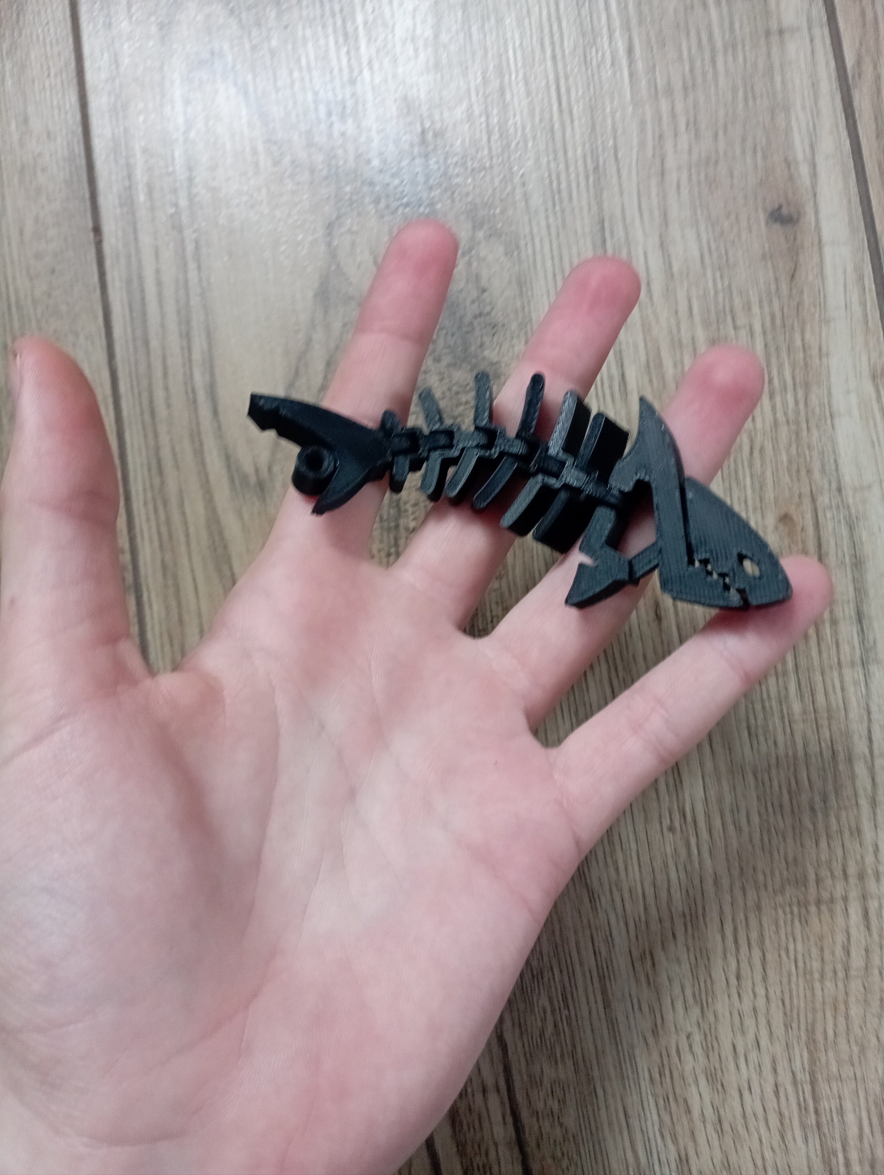 Brelok do kluczy rekin w kolorze czarnym.