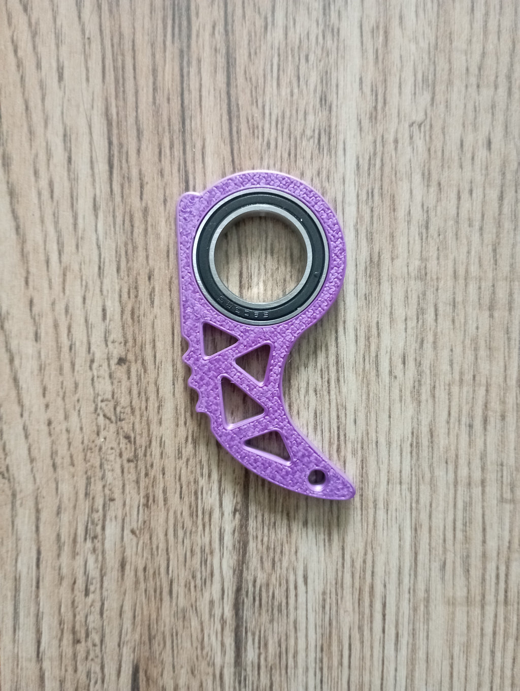 Antystresowy brelok keyrambit w kolorze dynamic pink.