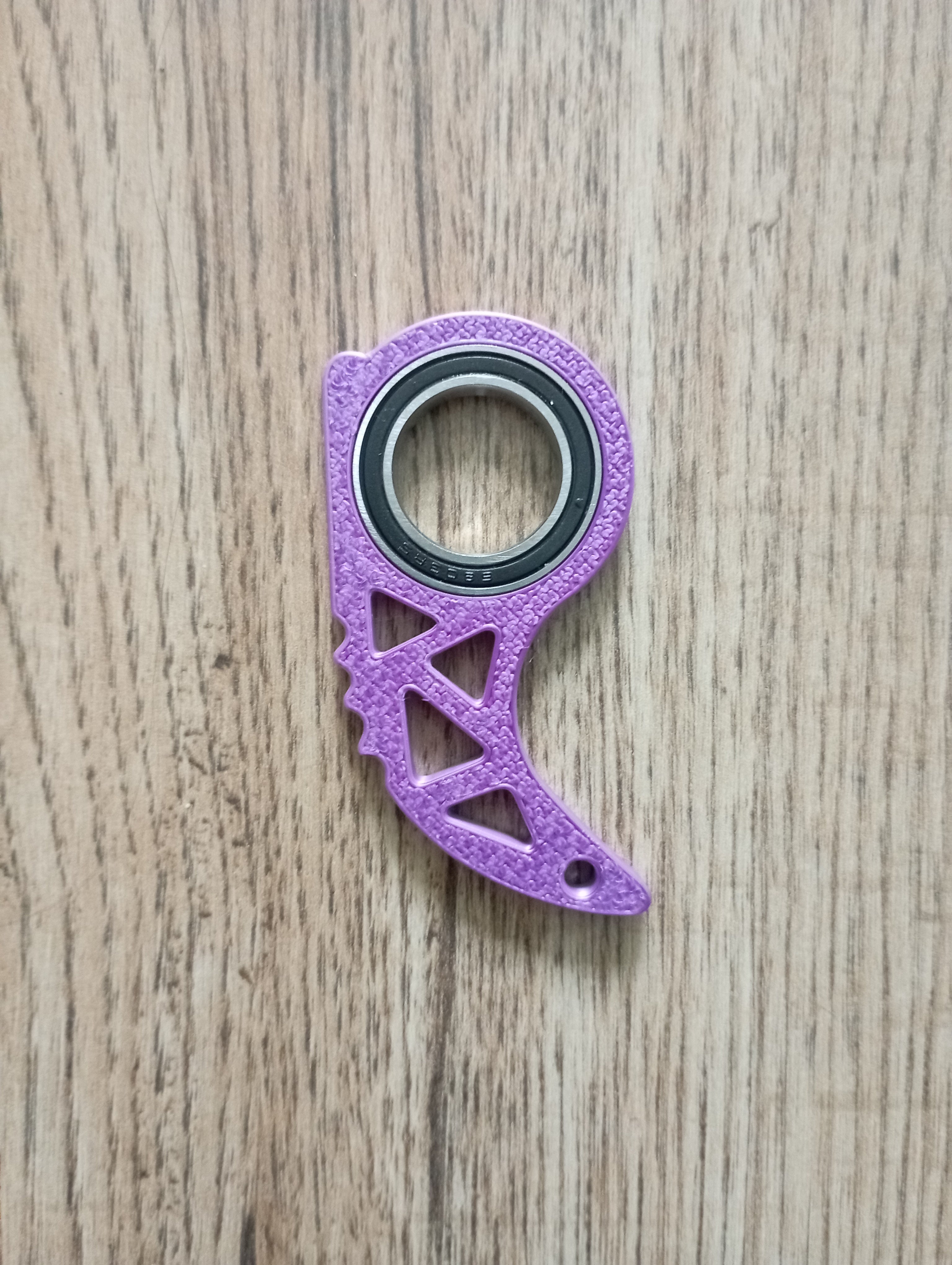 Antystresowy brelok keyrambit w kolorze dynamic pink.