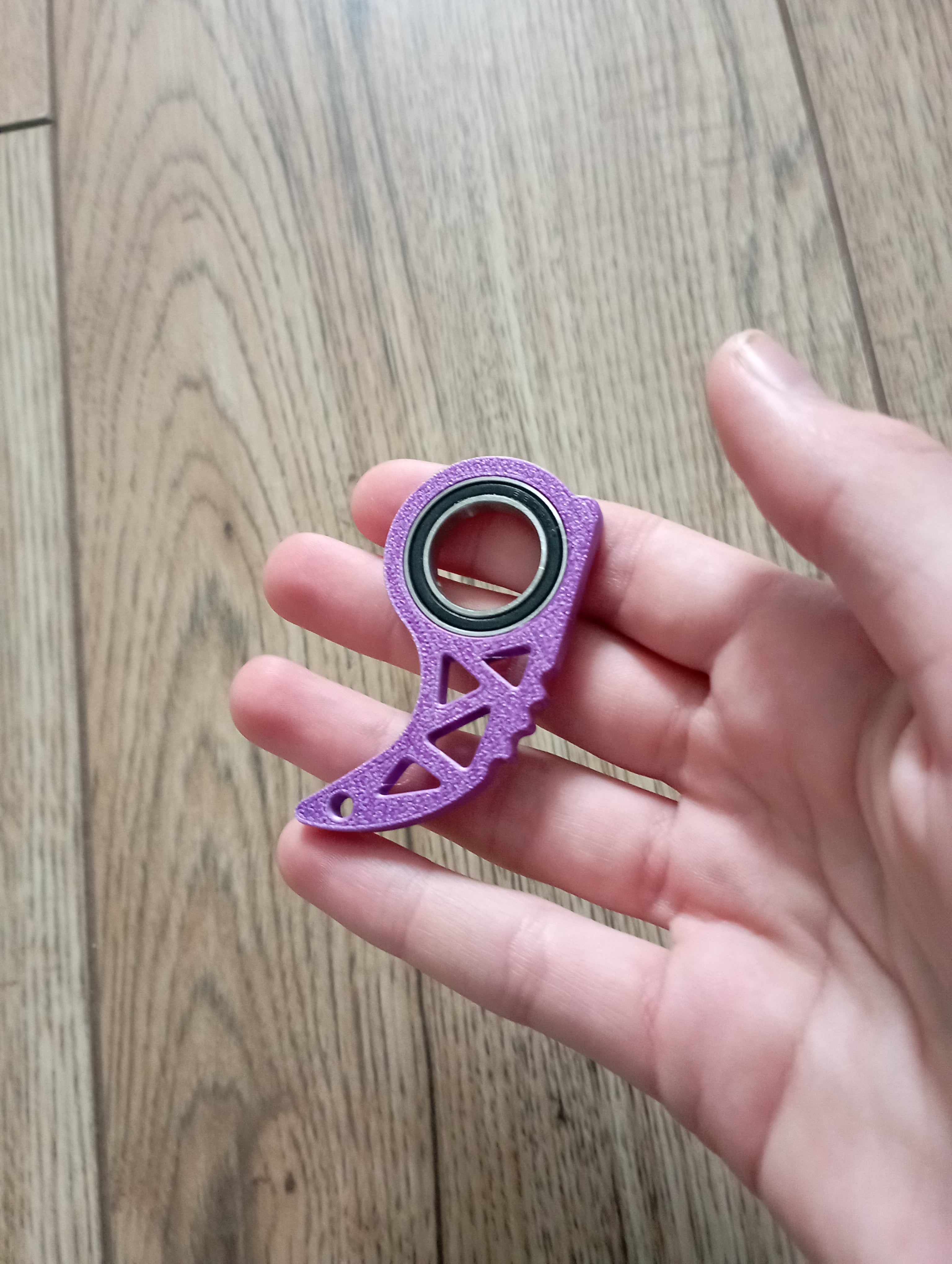 Antystresowy brelok keyrambit w kolorze dynamic pink.