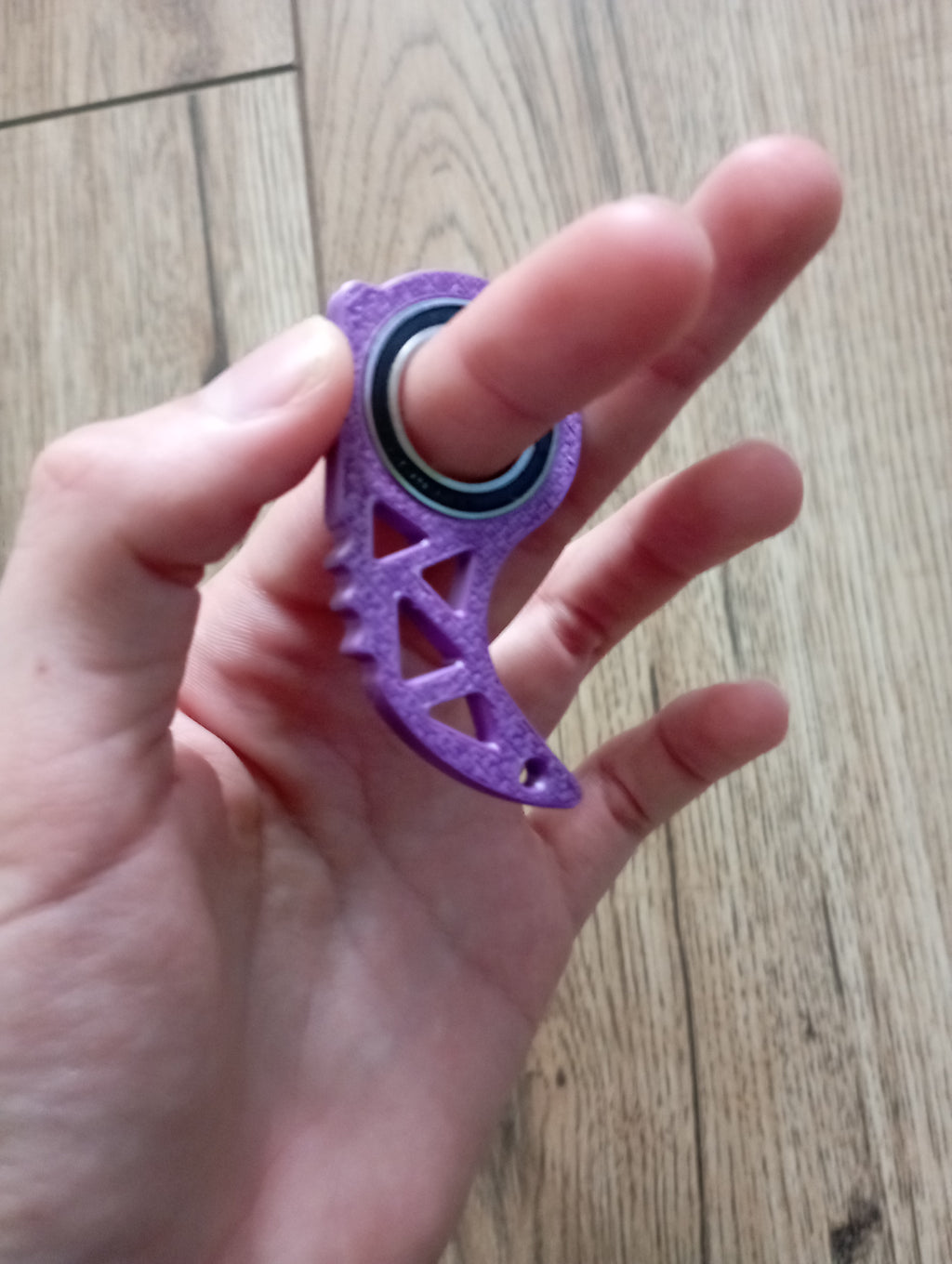 Antystresowy brelok keyrambit w kolorze dynamic pink.