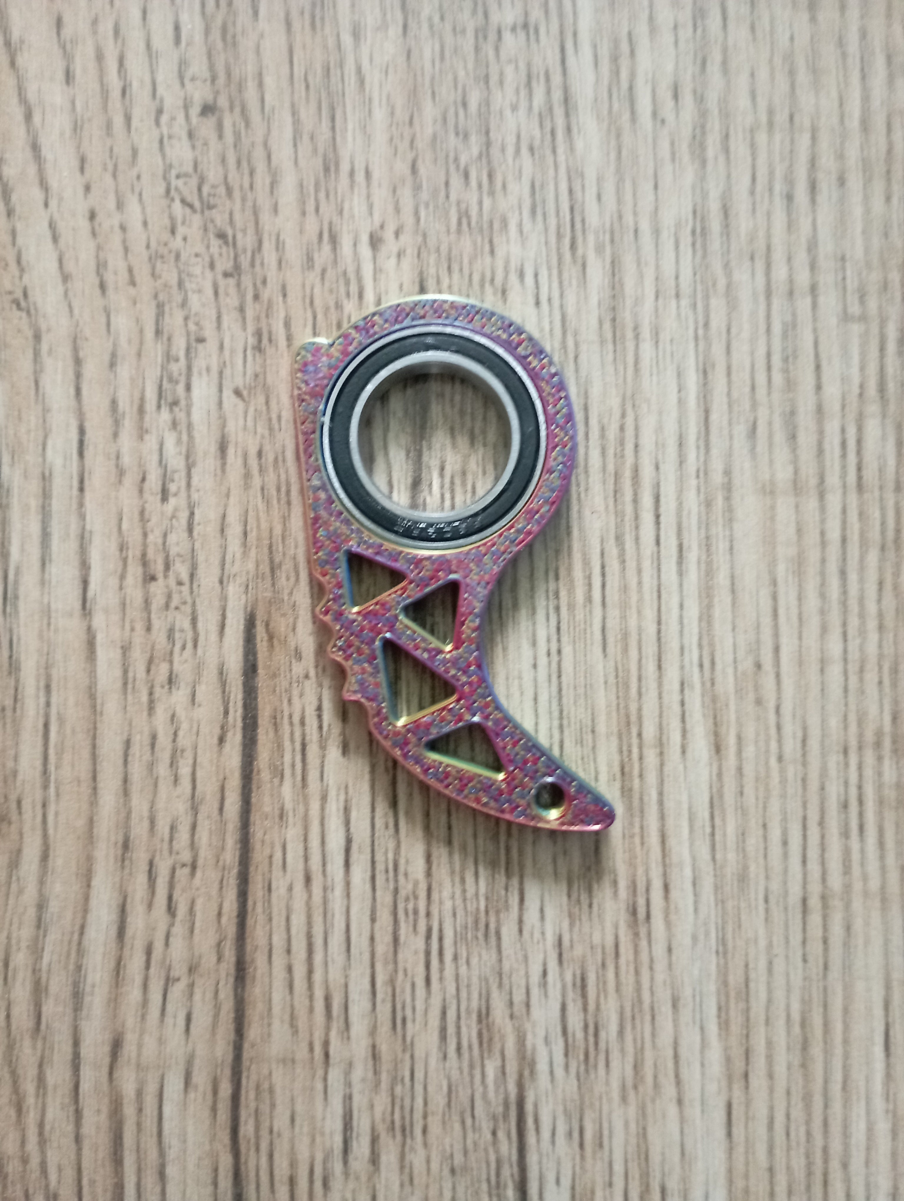 Antystresowy brelok keyrambit w kolorze carnival.