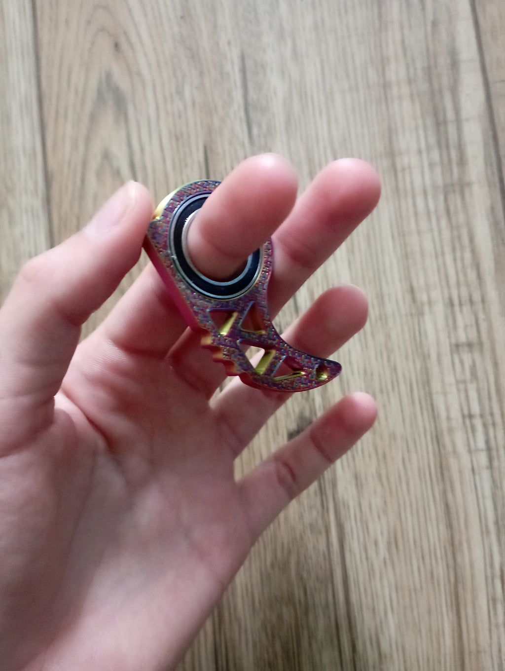 Antystresowy brelok keyrambit w kolorze carnival.