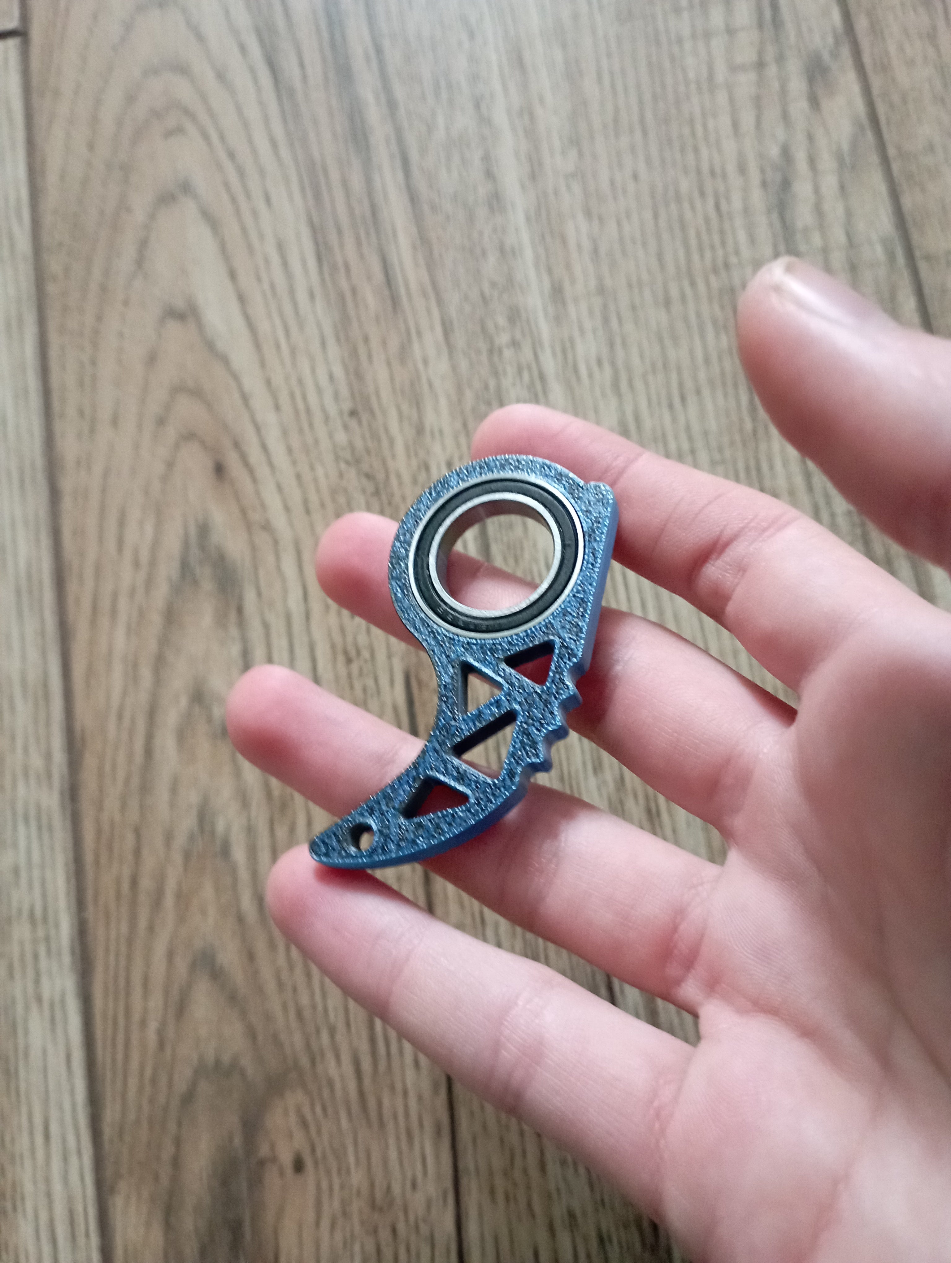 Antystresowy brelok keyrambit w kolorze storm shadow.