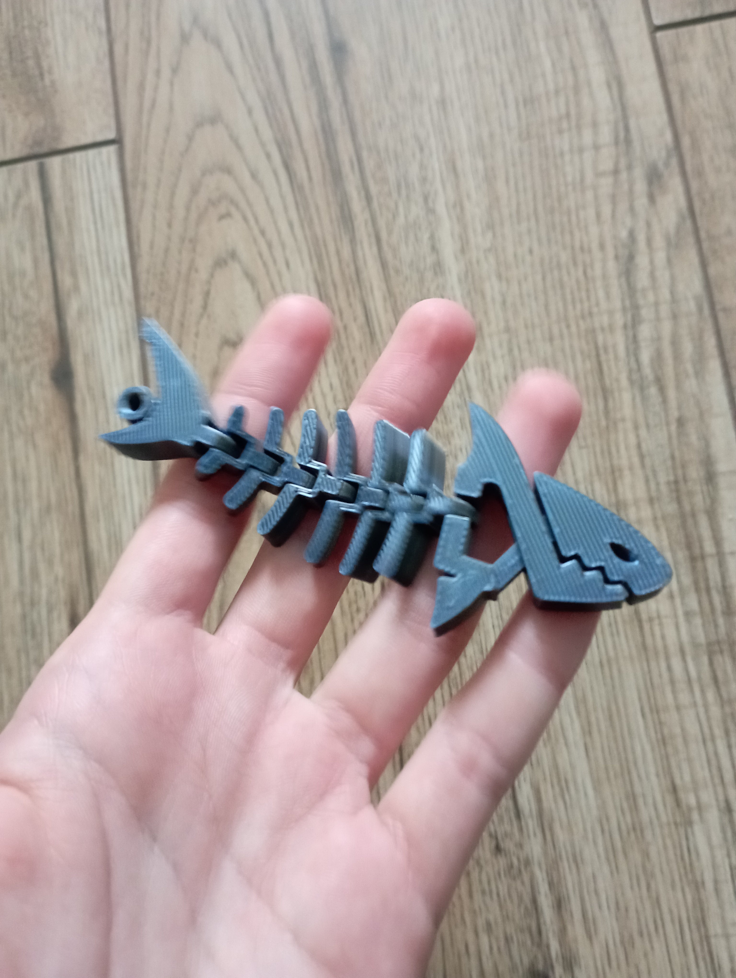 Brelok do kluczy rekin w kolorze storm shadow.