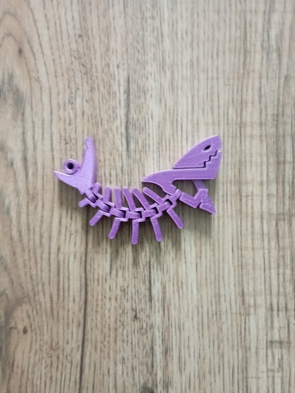 Brelok do kluczy rekin w kolorze dynamic pink.