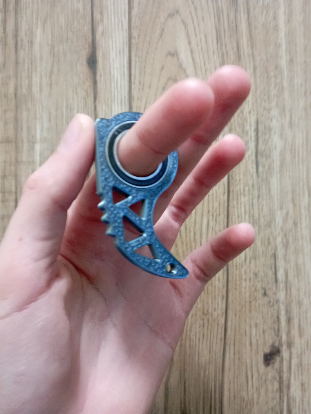 Antystresowy brelok keyrambit w kolorze storm shadow.