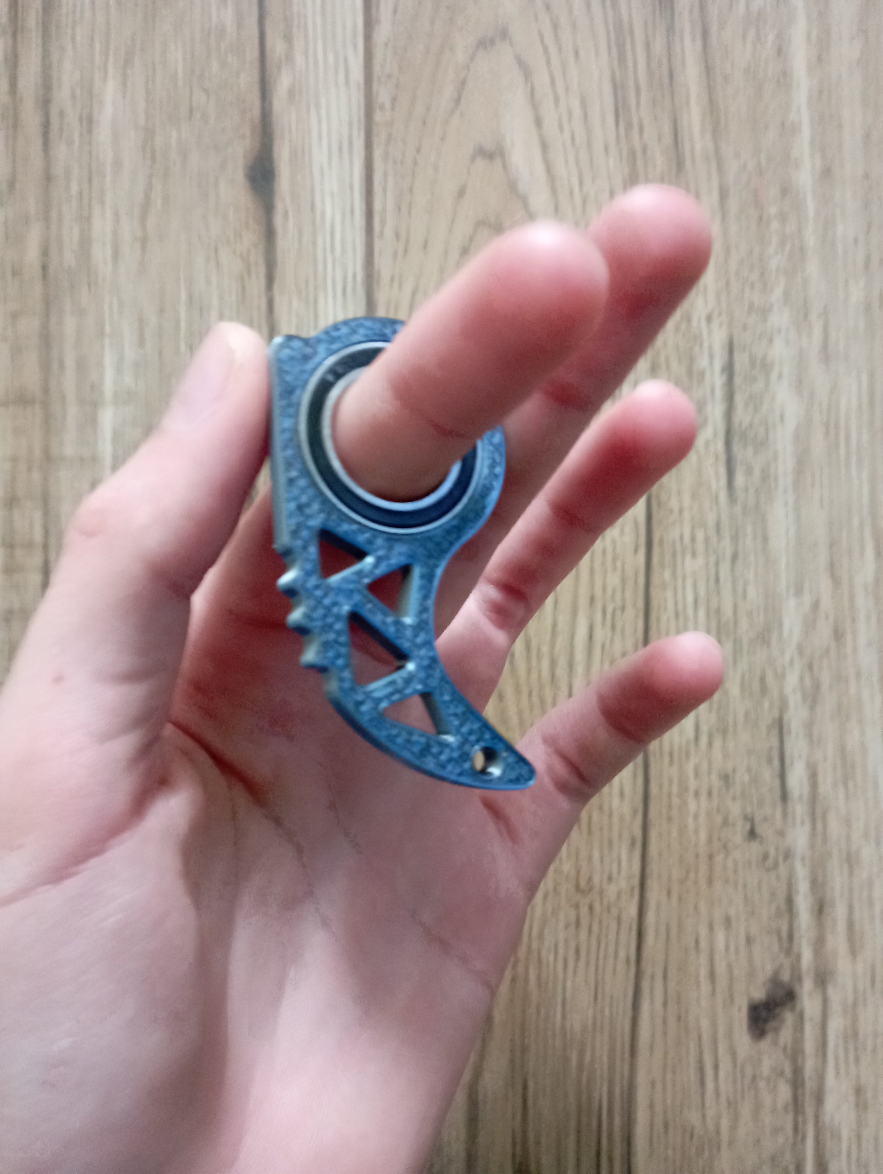 Antystresowy brelok keyrambit w kolorze storm shadow.