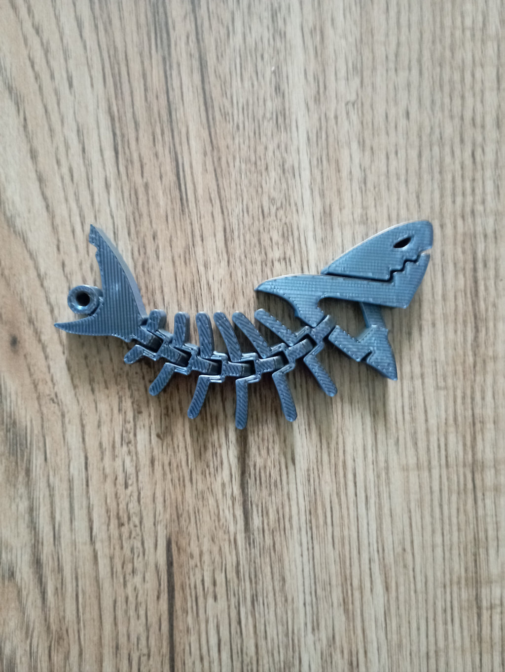 Brelok do kluczy rekin w kolorze storm shadow.