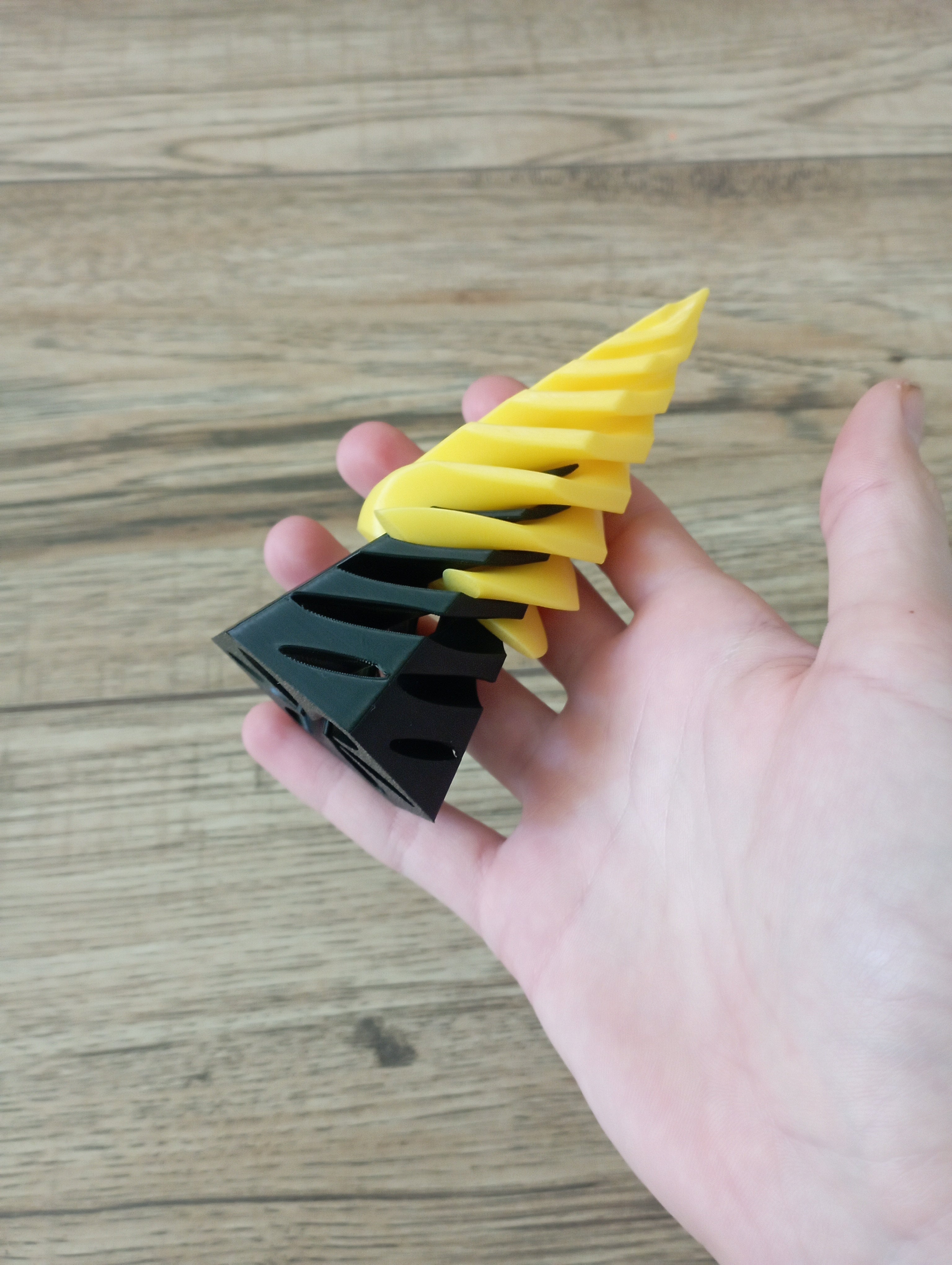 Antystresowa zabawka w czarno-zielonym kolorze.