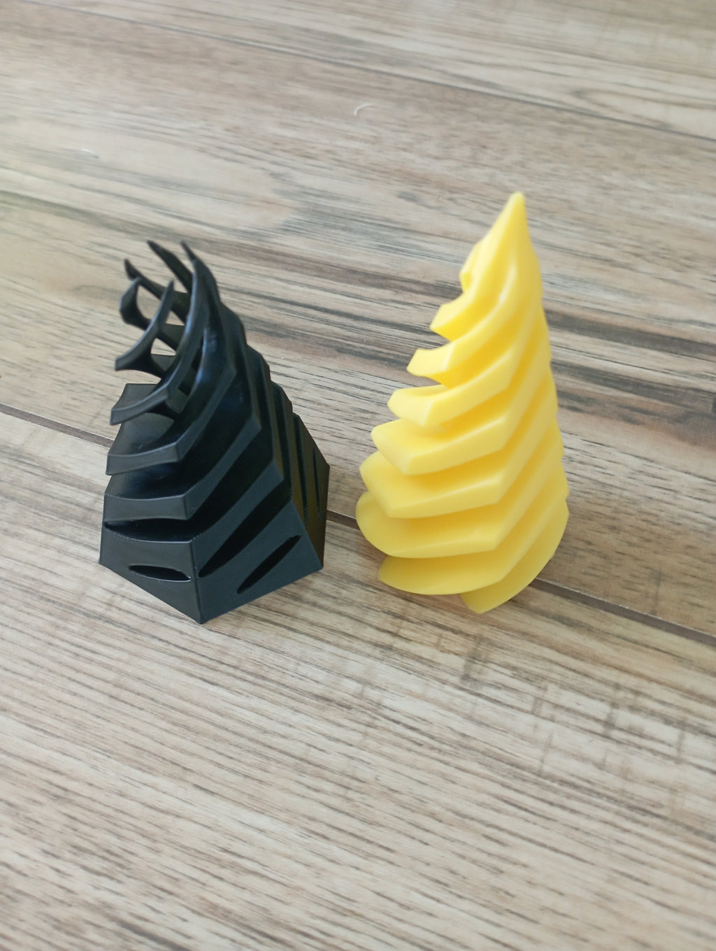 Antystresowa zabawka w czarno-zielonym kolorze.