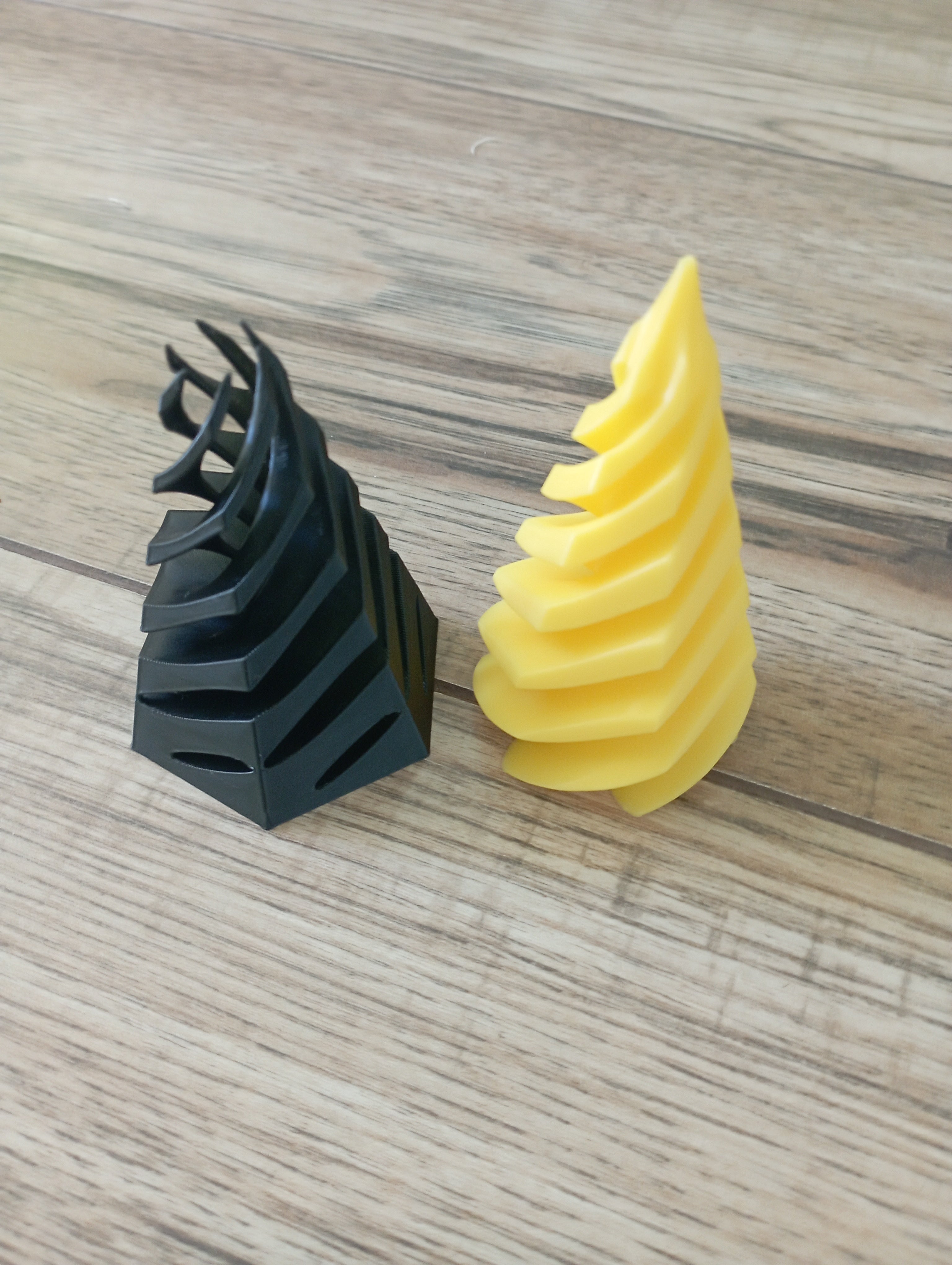 Antystresowa zabawka w czarno-zielonym kolorze.