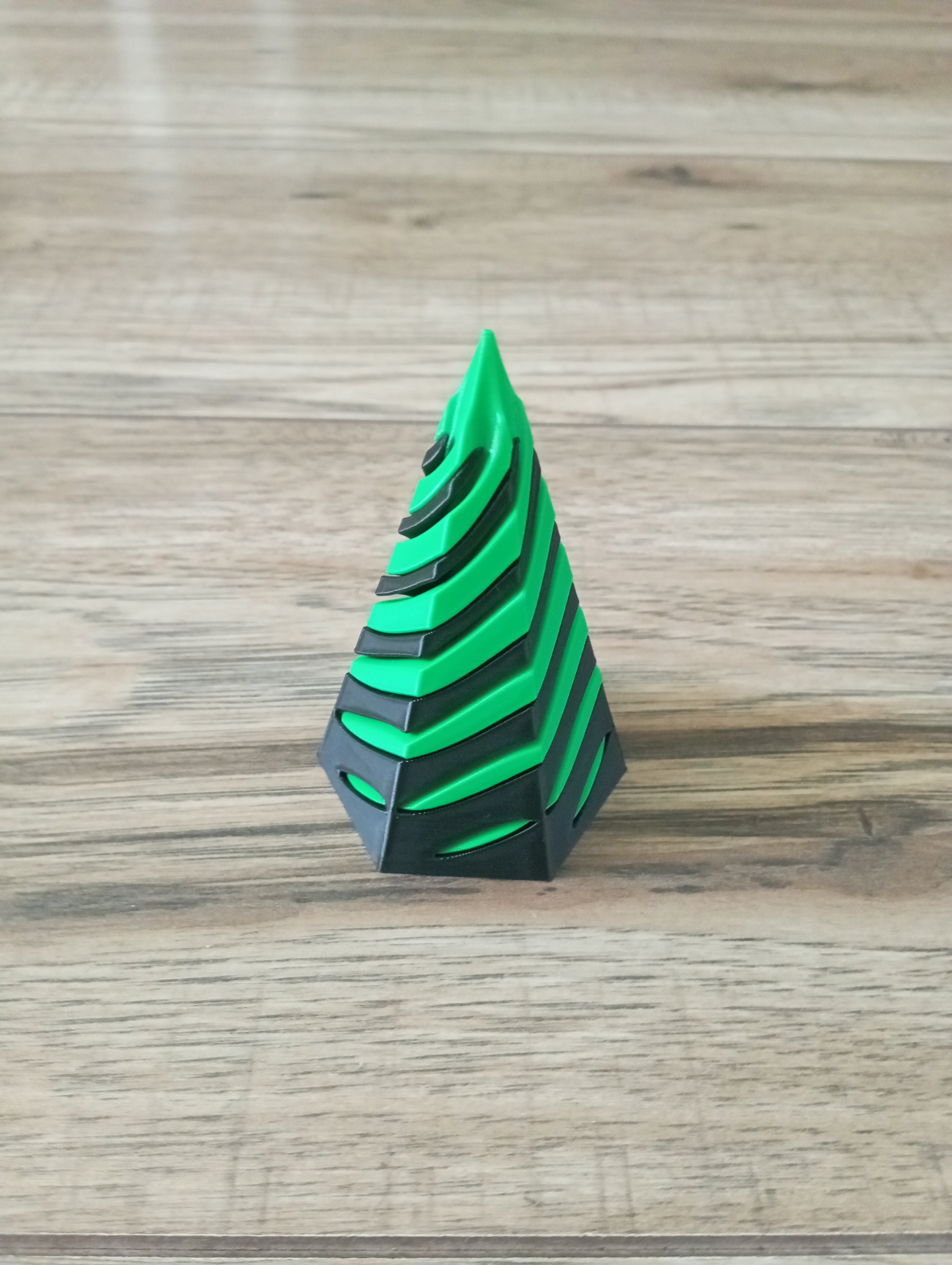 Antystresowa zabawka w czarno-zielonym kolorze.