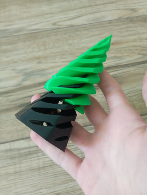 Antystresowa zabawka w czarno-zielonym kolorze.