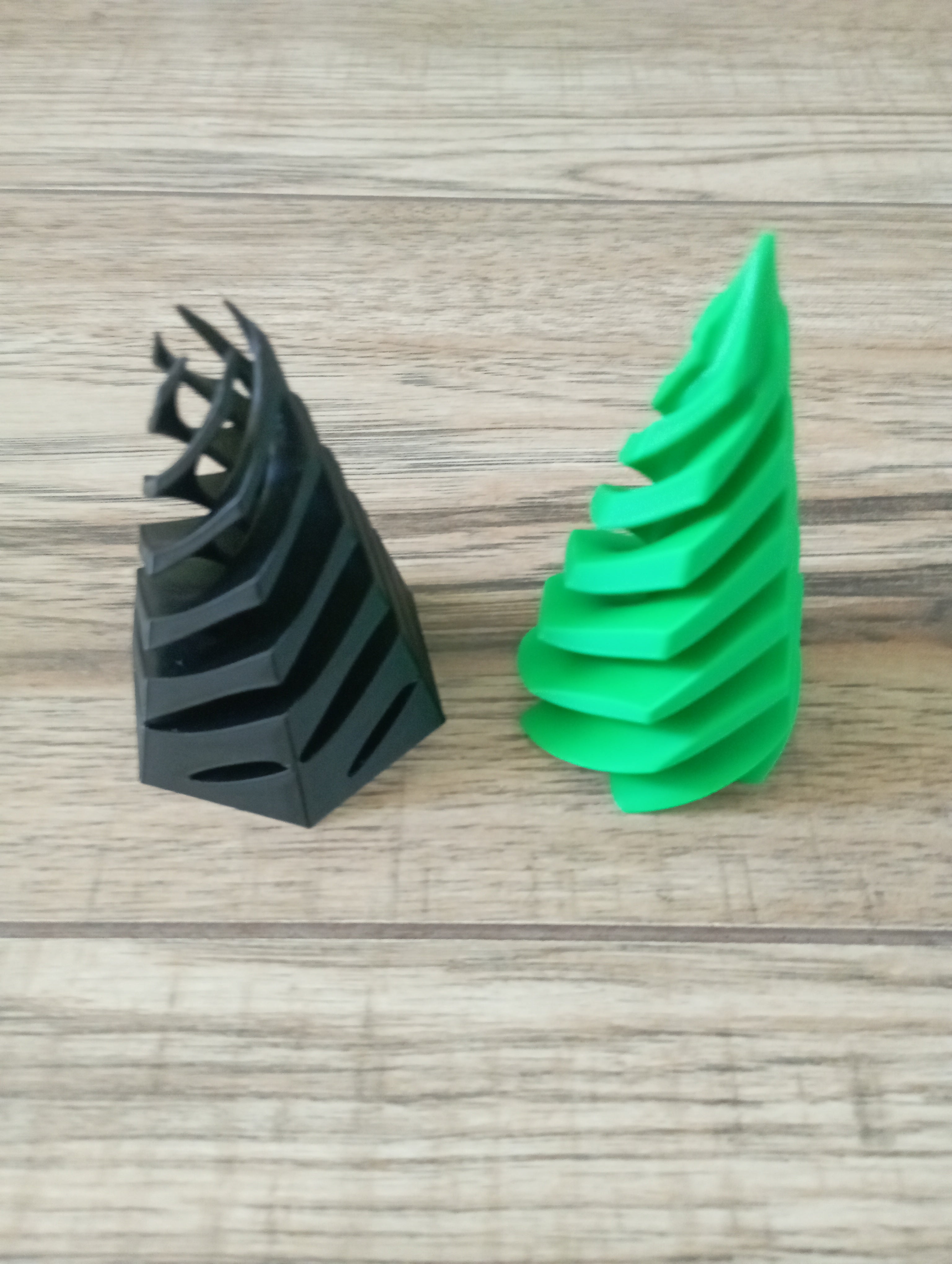 Antystresowa zabawka w czarno-zielonym kolorze.