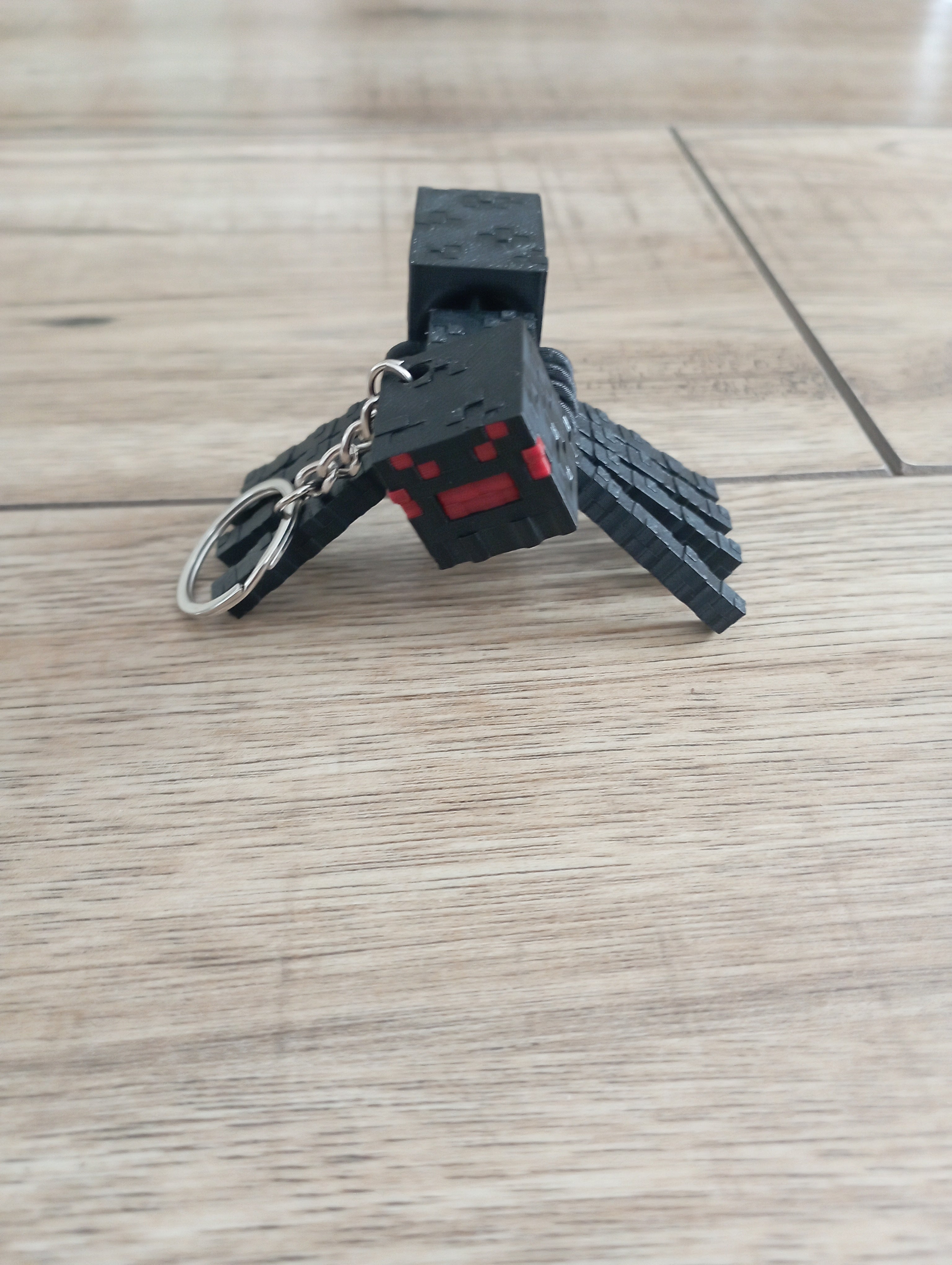 Brelok pająk z minecraft w dwóch kolorach.