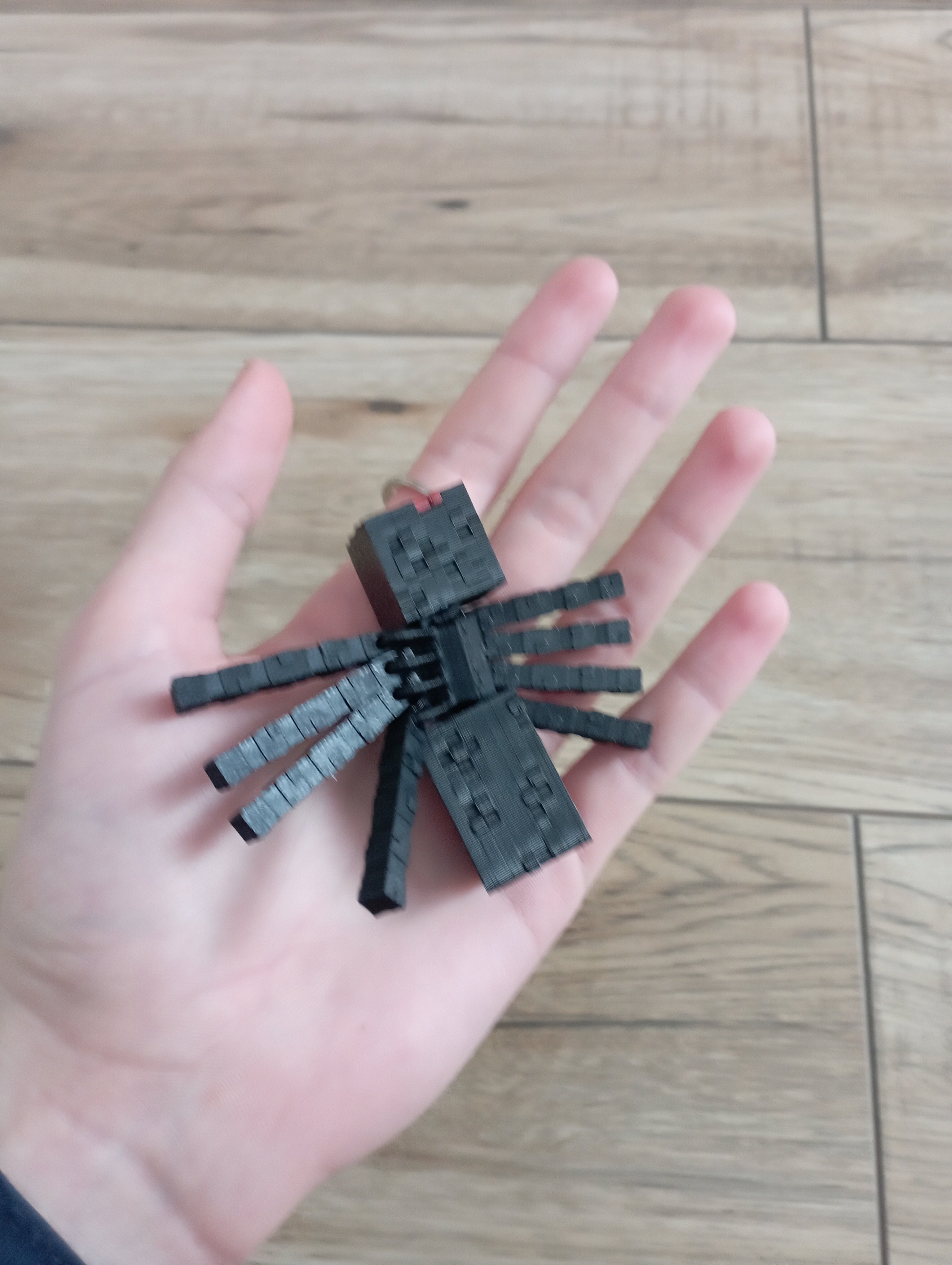 Brelok pająk z minecraft w dwóch kolorach.